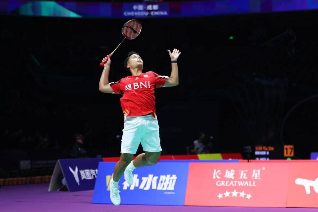 Anthony Sinisuka Ginting hit a shuttlecock during the match against Harry Huang (England) in the Group C preliminary round of the Thomas Cup on Saturday (27/4/2024) at the Chengdu Hi Tech Zone Sports Centre Gymnasium, Chengdu, China. Anthony won, 21-8, 21-15.