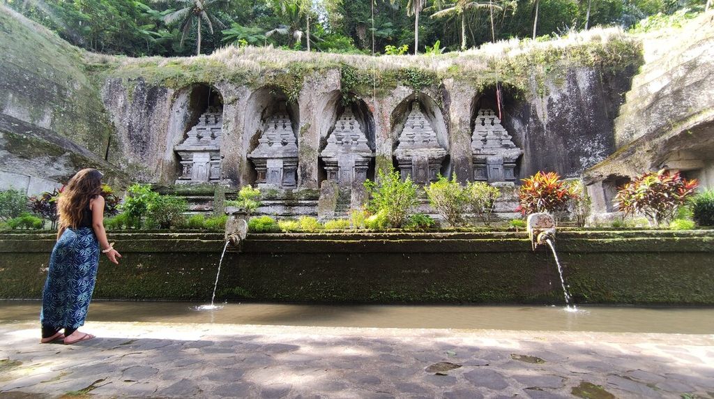 Panorama di gugus Candi V dengan lima pahatan candi di kompleks Candi Tebing Gunung Kawi, Senin (13/6/2022). Candi Tebing Gunung Kawi di Kabupaten Gianyar, Bali, dibangun masa kerajaan Bali kurun abad ke-11 Masehi.