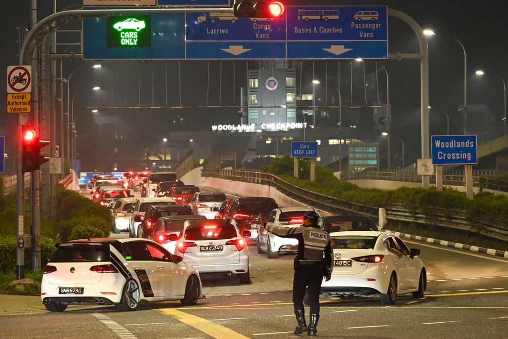 Antrean kendaraan di perbatasan Singapura-Malaysia pada 1 April 2022. Penduduk Singapura harus menyiapkan miliaran rupiah jika mau memiliki mobil. 