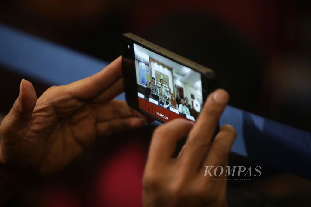 Wartawan merekam saat Kepala Polres Metro Jakarta Selatan Komisaris Besar Ade Ary dan sejumlah pihak menyampaikan keterangan terkait penanganan kasus kekerasan terhadap Cristalino David Ozora alias David di Polres Metro Jakarta Selatan, Jumat (24/2/2023). 