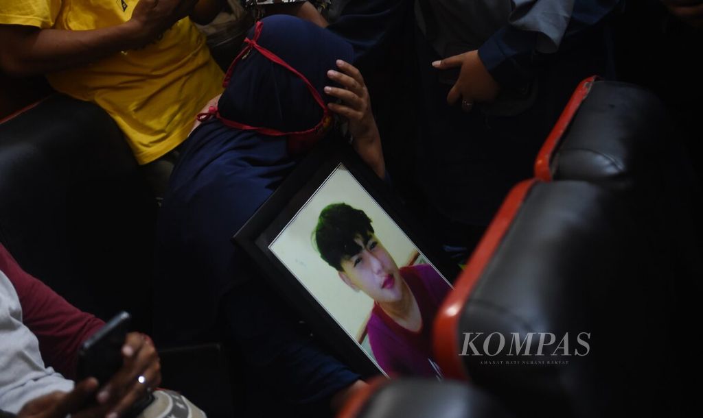 Susiani (38), yang membawa foto anaknya yang menjadi korban tewas, Hendra (16), menangis saat menghadiri jalannya sidang putusan dengan terdakwa polisi dalam kasus Tragedi Kanjuruhan, di Pengadilan Negeri (PN) Surabaya, Surabaya, Jawa Timur, Kamis (16/3/2023). Agenda sidang adalah pembacaan vonis kepada terdakwa polisi.