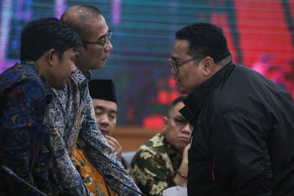 Ketua KPU RI Hasyim Asy'ari (tengah) dan anggota KPU RI, Idham Holik (kiri), berbincang dengan Ketua Bawaslu Rahmat Bagja saat rapat pleno di kantor KPU, Jakarta, Jumat (30/12/2022). 