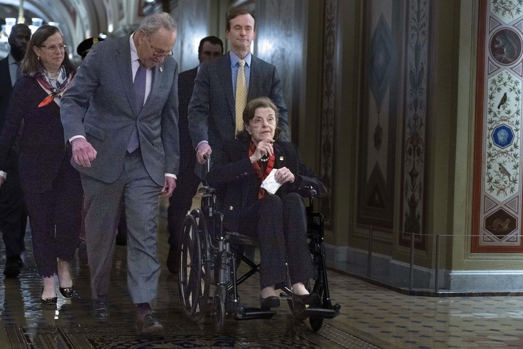 Mendiang senator Dianne Feinstein (di kursi roda) dan Ketua Fraksi Demokrat di Senat Amerika Serikat  Chuck Schumer (kiri) tiba di Gedung Capitol, kantor parlemen AS, pada Mei 2023. Feinstein meninggal dalam usia 90 tahun pada Jumat (29/9/2023). 