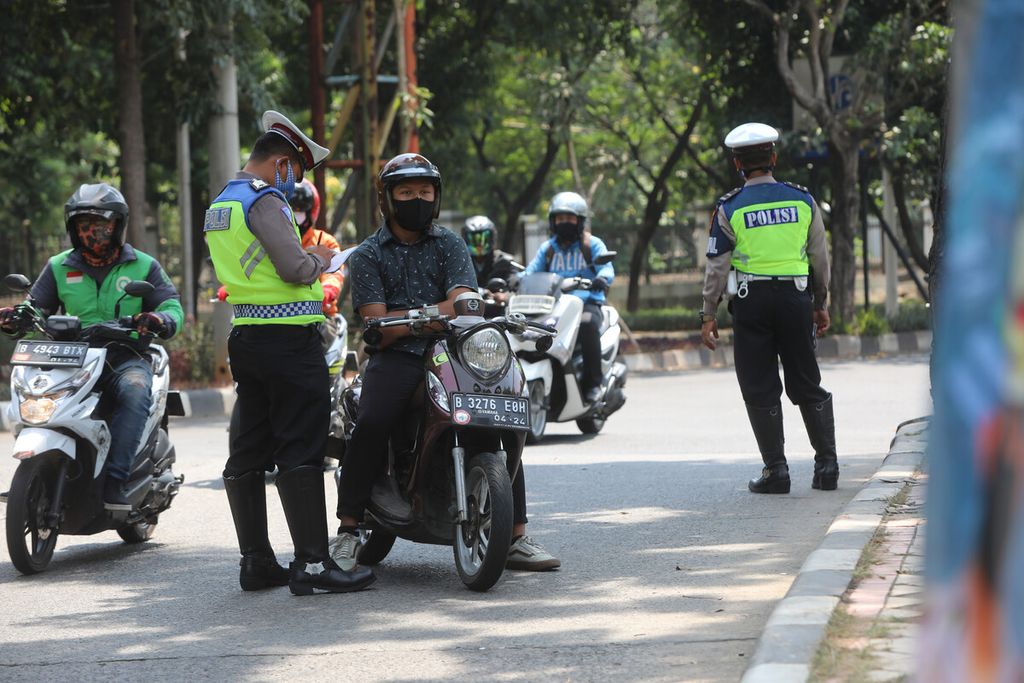 Anggota Polisi Lalu Lintas Polres Depok merazia pengguna jalan di Margonda, Depok, Jawa Barat, Kamis (23/7/2020). 