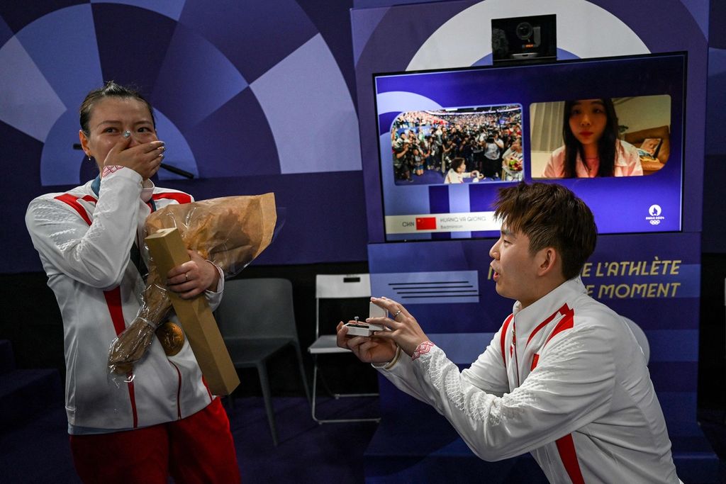 Huang Ya Qiong, peraih medali emas ganda campuran bulu tangkis Olimpiade Paris 2024, mendapat kejutan cincin emas lamaran dari Liu Yu Vhen usai pengalungan medali di Paris, Perancis, Jumat (2/8/2024). Huang yang berpasangan dengan Zheng Si Wei mengalahkan ganda Korsel, Kim Won-ho/Jeong Na-eun, di final. 