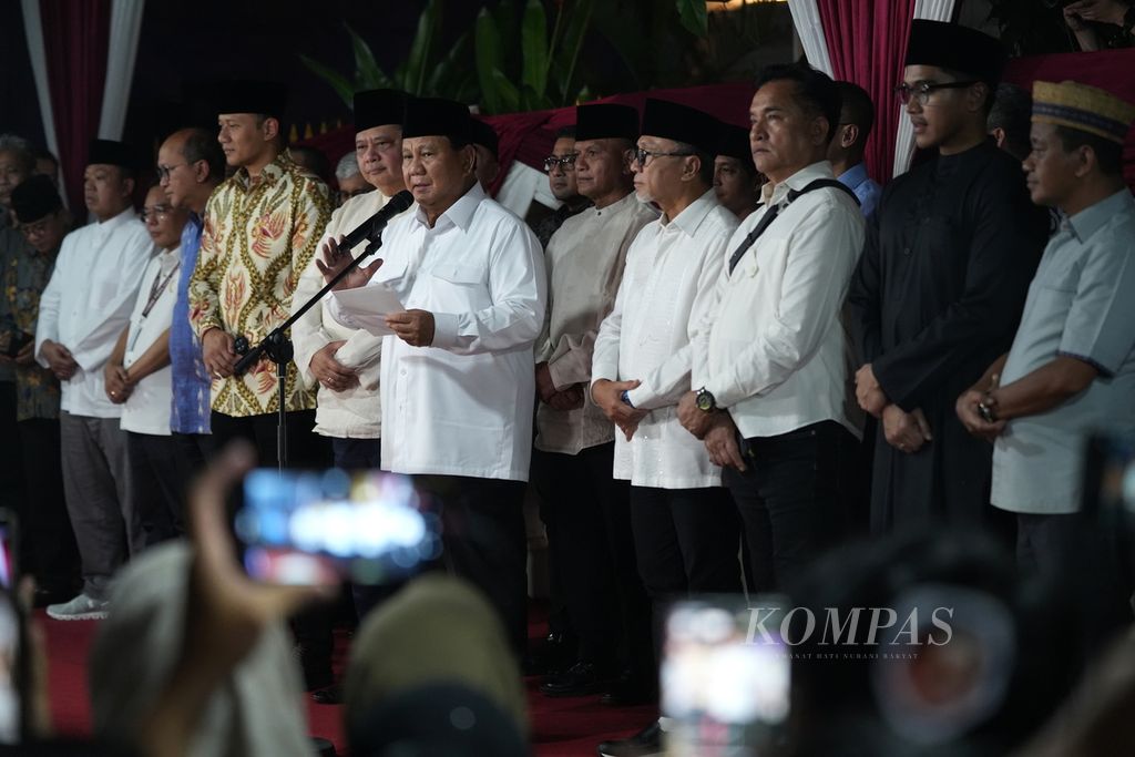 Prabowo Subianto, capres peraih suara terbanyak pada Pemilihan Presiden 2024, bersama pimpinan Koalisi Indonesia Maju dalam jumpa pers di kediaman Prabowo, di Jalan Kertanegara, Jakarta, Rabu (20/3/2024) malam. 