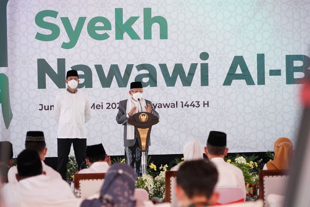 Wakil Presiden Maruf Amin menyampaikan kisah-kisah teladan Syekh Nawawi al-Bantani, kakeknya, dalam haul ke-129 di Pondok Pesantren Annawawi, Kecamatan Tanara, Kabupaten Serang, Banten, Jumat (27/5/2022). 