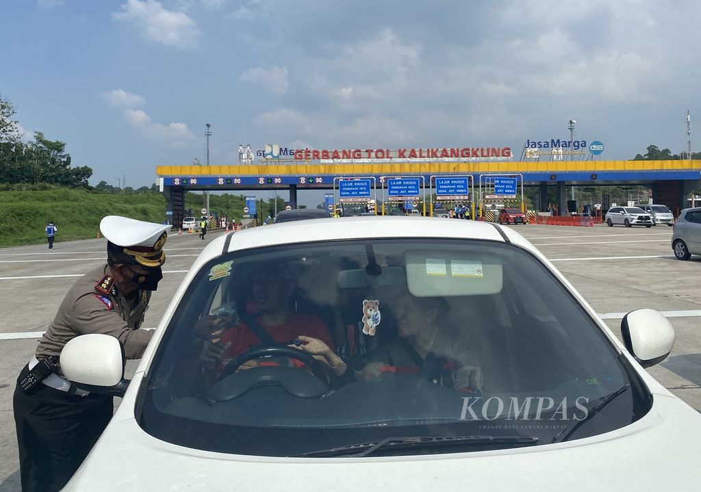 Polisi mengimbau masyarakat untuk mematuhi lalu lintas dan protokol kesehatan di Gerbang Tol Kalikangkung, Semarang, Jawa Tengah, Jumat (6/5/2022). 
