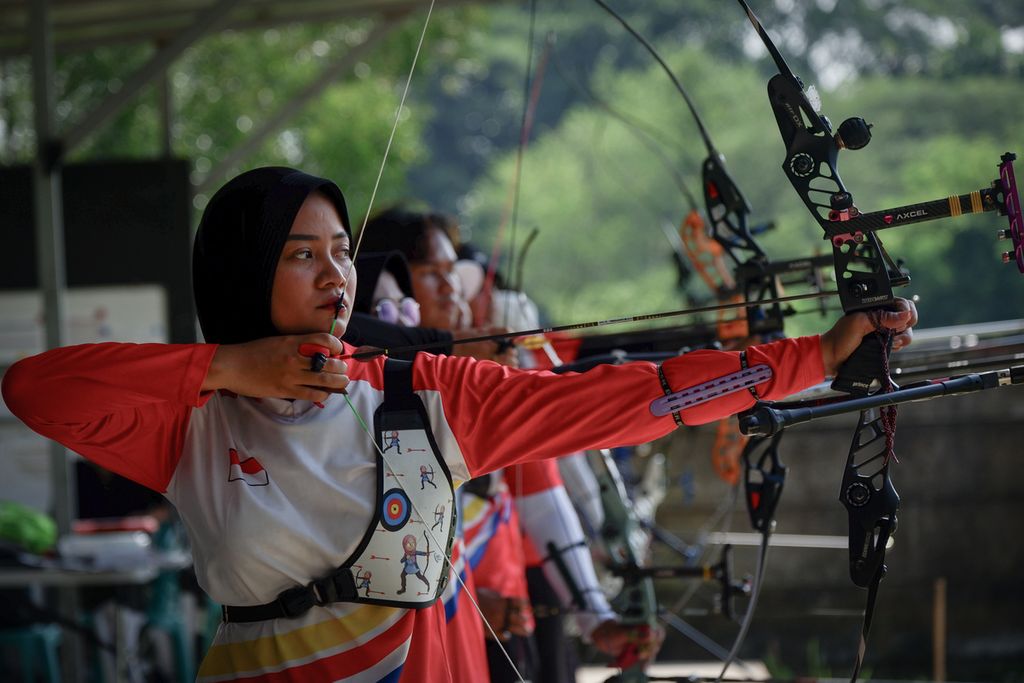 Pemanah tim Indonesia, Diananda Choirunisa, sedang berlatih di Dkhayangan Archery Center, Bekasi, Jabar, Jumat (29/3/2024). Diananda merupakan satu dari dua pemanah Indonesia yang telah lolos ke Olimpiade Paris 2024.