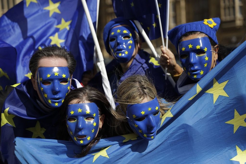 Para pengunjuk rasa pro-Uni Eropa menggelar demonstrasi di luar Gedung Parlemen, London, Inggris, Senin (11/9/2017), menentang pemungutan suara tentang Rancangan Undang-Undang untuk mengakhiri keanggotaan Inggris di Uni Eropa.