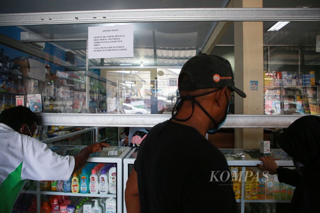 Warga membeli obat di apotek Wisnu, Ciledug, Kota Tangerang, Banten, Minggu (23/10/2022). Sejumlah apotek dan supermarket yang menjual produk obat sirop mulai menghentikan penjualan terkait merebaknya gangguan ginjal akut progresif atipikal pada anak di Tanah Air. 