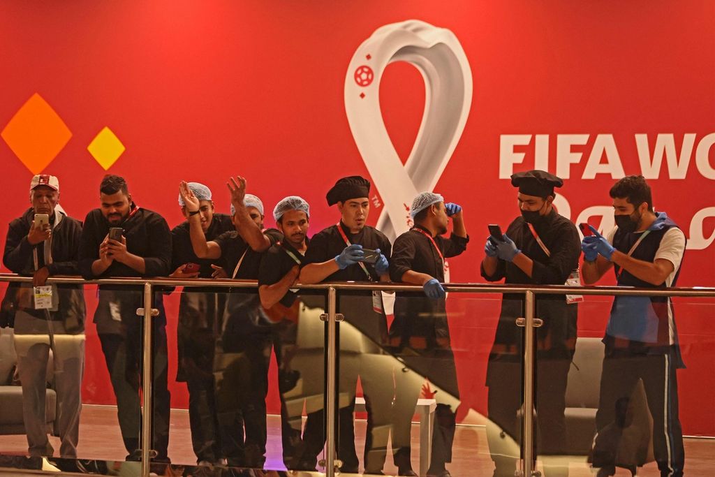 Para pekerja ikut menyaksikan laga final Piala Dunia 2022 Qatar antara Argentina versus Perancis di <i>media centre</i> di Doha, Qatar, Minggu (18/12/2022). 