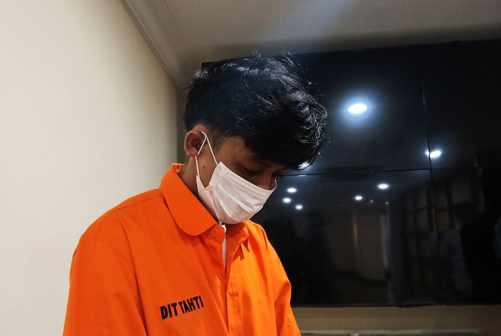 Nico Yandi Putra (28), the suspect in the murder of his date, RN (35), bowed his head and regretted his cruel actions. Nico was presented in a release revealing the crime of murder, Thursday (25/4/2024).