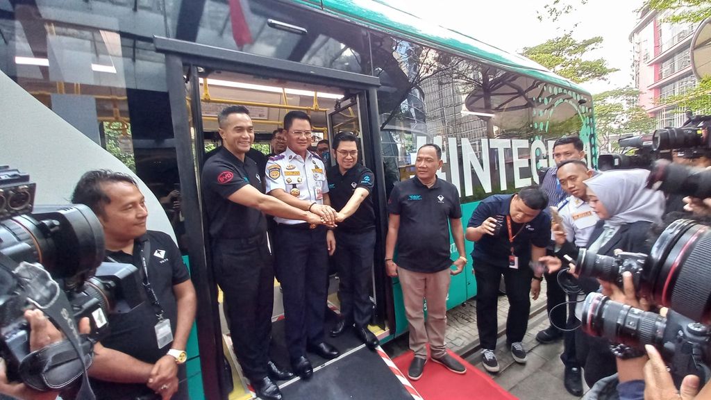 Kepala Dinas Perhubungan DKI Jakarta Syafrin Liputo bersama Direktur Utama PT Transportasi Jakarta Welfizon Yuza (kanan) dan Komisaris Utama PT VKTR Teknologi Mobilitas (VKTR) Anindya Bakrie (kiri) merayakan pencapaian 2 juta kilometer bus listrik, Selasa (13/6/2023).