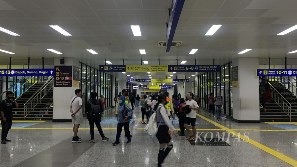 Aktivitas penumpang di Stasiun Manggarai, Sabtu (19/8/2023). Semakin bertambahnya petunjuk informasi tentang stasiun semakin membantu khususnya penumpang KRL musiman yang biasanya melakukan perjalanan pada akhir pekan dan hari libur lain.