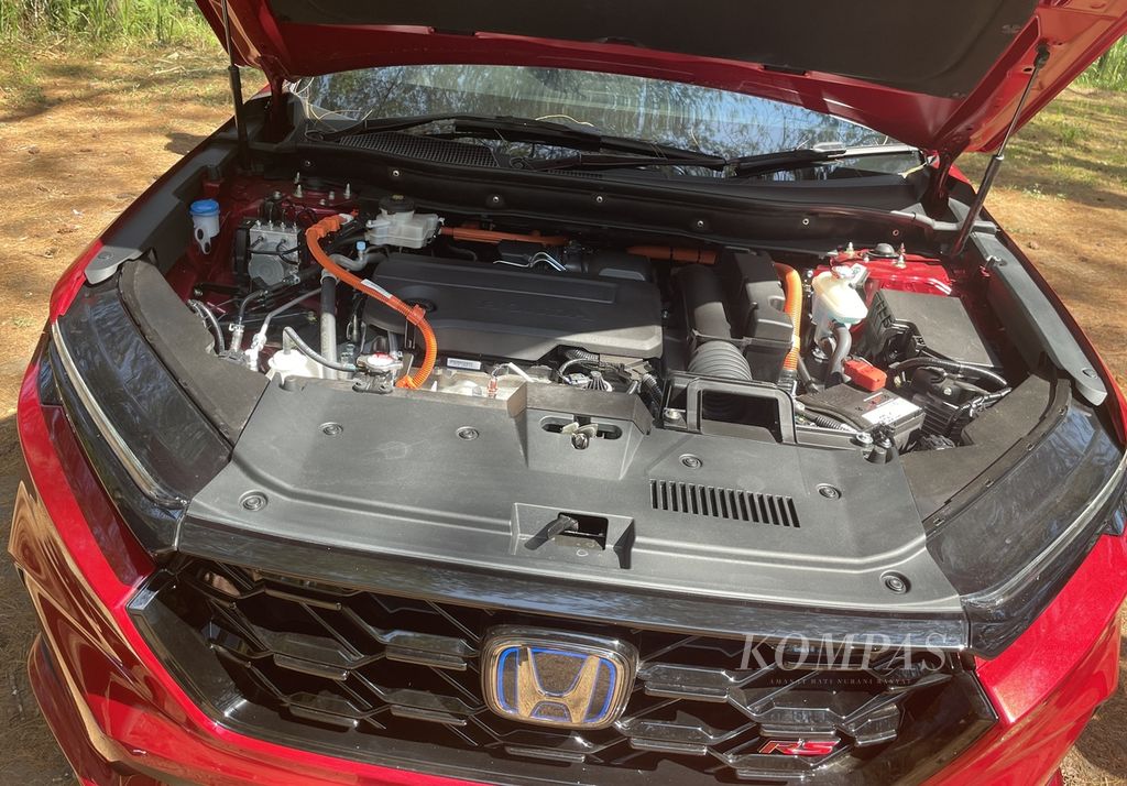 Penampakan di balik kap depan Honda CR-V RS e:HEV yang memadukan mesin bakar dan motor listrik. Paduan ini menghasilkan tenaga puncak 207 PS dan torsi 335 Nm.