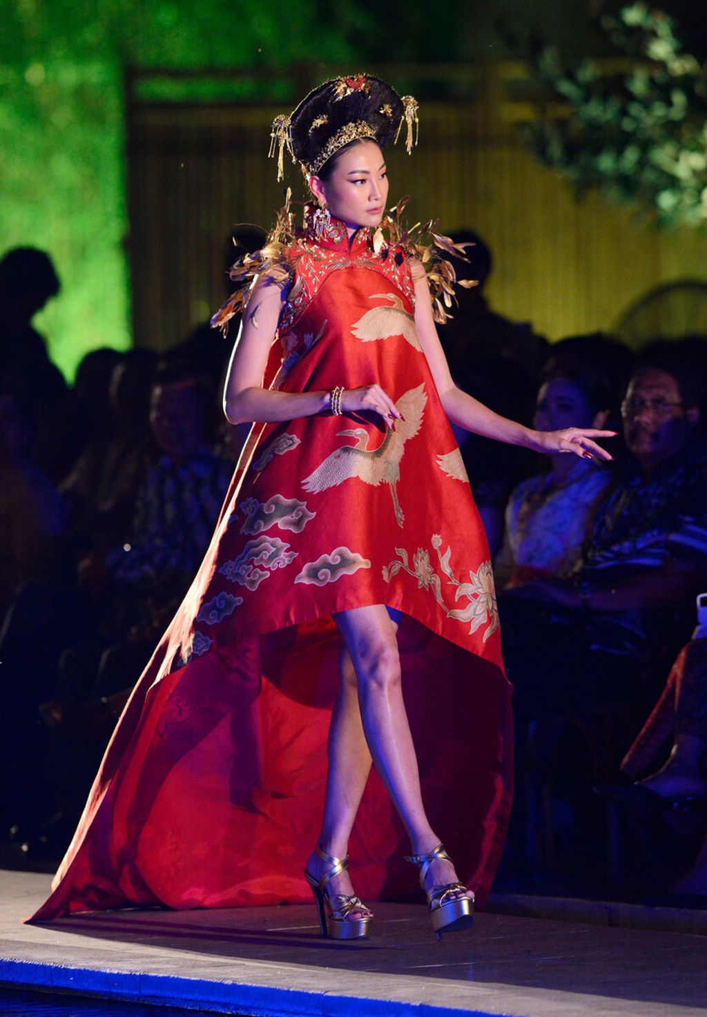 Model membawakan busana rancangan Denny Wirawan yang berjudul Sandyakala Smara di rumah adat Yasa Amrta, Kudus, Jawa Tengah, Rabu (6/9/2023). 