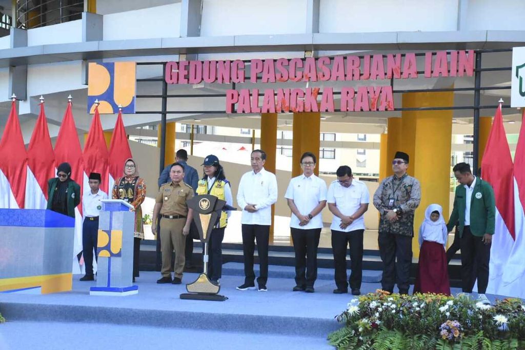 Joko Widodo meresmikan sarana pendidikan di IAIN Palangka Raya, Kalimantan Tengah, Kamis (27/6/2024).