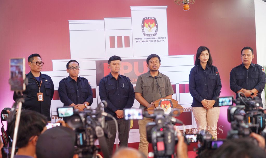 Komisioner Komisi Pemilihan Umum, Idham Kholik, saat menggelar konferensi pers di kantor KPU Provinsi DKI Jakarta terkait persiapan pelaksanaan proses Pendaftaran Pilkada DKI Jakarta 2024, Selasa (27/8/2024). 