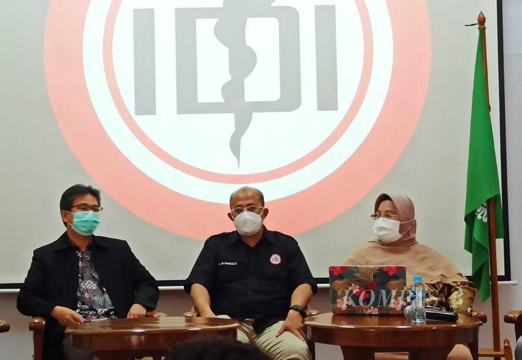 (Dari kiri ke kanan) Ketua Umum PP PDPI Agus Dwi Susanto, Ketua Umum PB IDI Adib Khumaidi, dan Kepala Bidang Pengkajian Penanggulangan Penyakit Menular PB IDI Erlina Burhan saat menjadi pembicara dalam acara konferensi pers terkait perkembangan kasus Covid-19 yang diadakan di Jakarta, Selasa (21/6/2022).