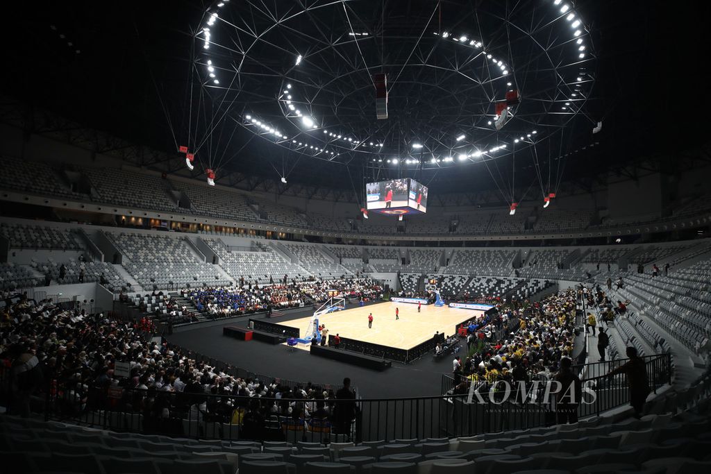 Grup musik Cokelat memeriahkan peresmian Stadion Indonesia Arena di kompleks olahraga Gelora Bung Karno, Senayan, Jakarta, Senin (7/8/2023). Stadion berkapasitas lebih kurang 16.000 penonton ini akan menjadi arena Piala Dunia FIBA 2023. 