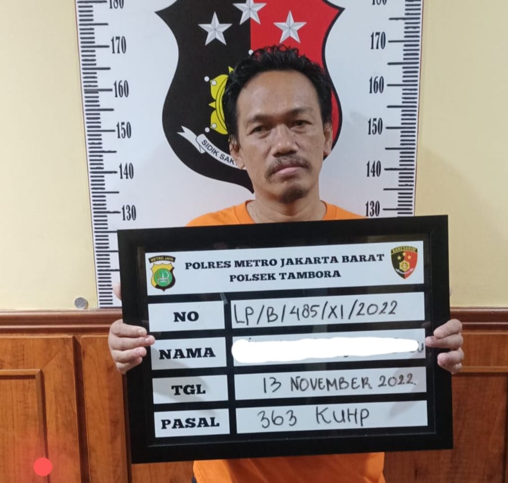 JS, pencuri yang ditangkap aparat Polsek Tambora, Jakarta Barat, Sabtu (12/11/2022).