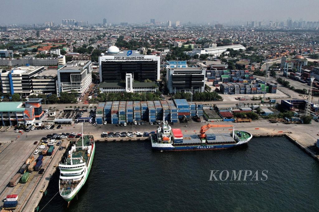 Kapal tol laut bersandar di Pelabuhan Tanjung Priok, Jakarta Utara, sebelum melanjutkan pelayaran kembali menuju wilayah Indonesia timur, Kamis (11/8/2022). Kementerian Perhubungan berencana menambah 16 pelabuhan singgah untuk memperkuat program tol laut pada 2023.