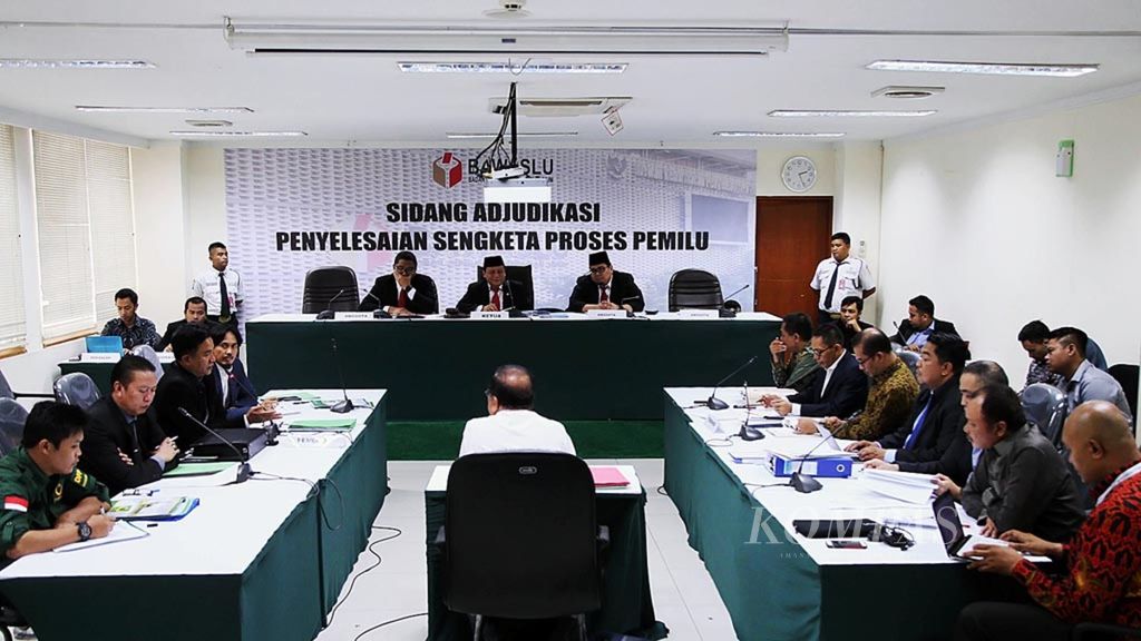 Sidang adjudikasi lanjutan dengan agenda mendengarkan saksi ahli dari Partai Bulan Bintang (PBB) di Gedung Bawaslu, Jakarta, Jumat (2/3/2018). 