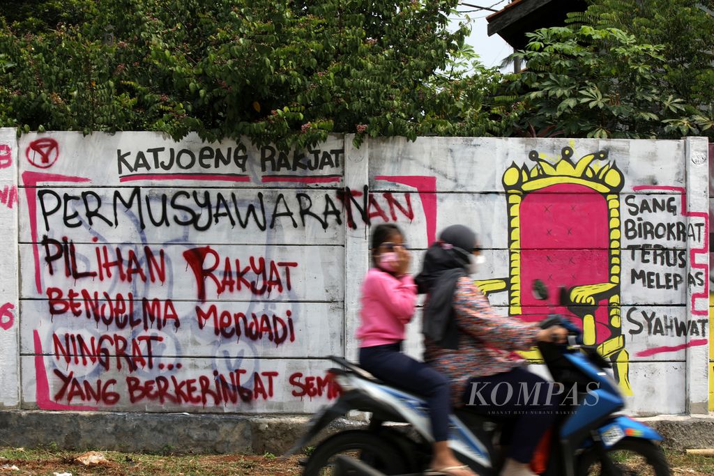Menjelang pemilu yang akan digelar pada Februrari 2024 mendatang, suara-suara rakyat yang kritis terhadap proses pemilu mulai terdengar, salah satunya terlihat dalam mural dan tulisan yang menghiasi tembok di Kecamatan Setu, Kota Tangerang Selatan, Banten, Minggu (27/8/2023). 
