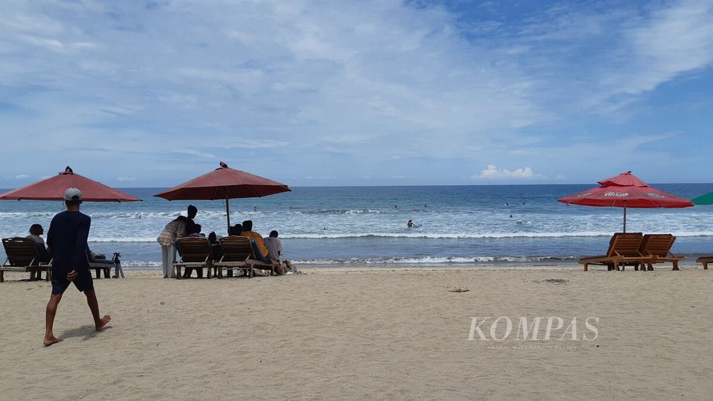 Aktivitas wisata di Pantai Kuta, Badung, Bali, Rabu (9/3/2022), menggeliat seiring bergeraknya kembali penerbangan internasional ke Bali.