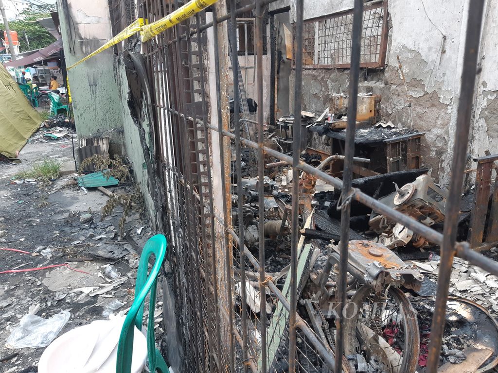Sisa-sisa keganasan dari peristiwa kebakaran yang terjadi di Perkampungan Industri Kecil  Kelurahan Penggilingan, Kecamatan Cakung, Jakarta Timur, pada Senin (5/2/2024). Akibat peristiwa ini, empat orang yang merupakan satu keluarga tewas.