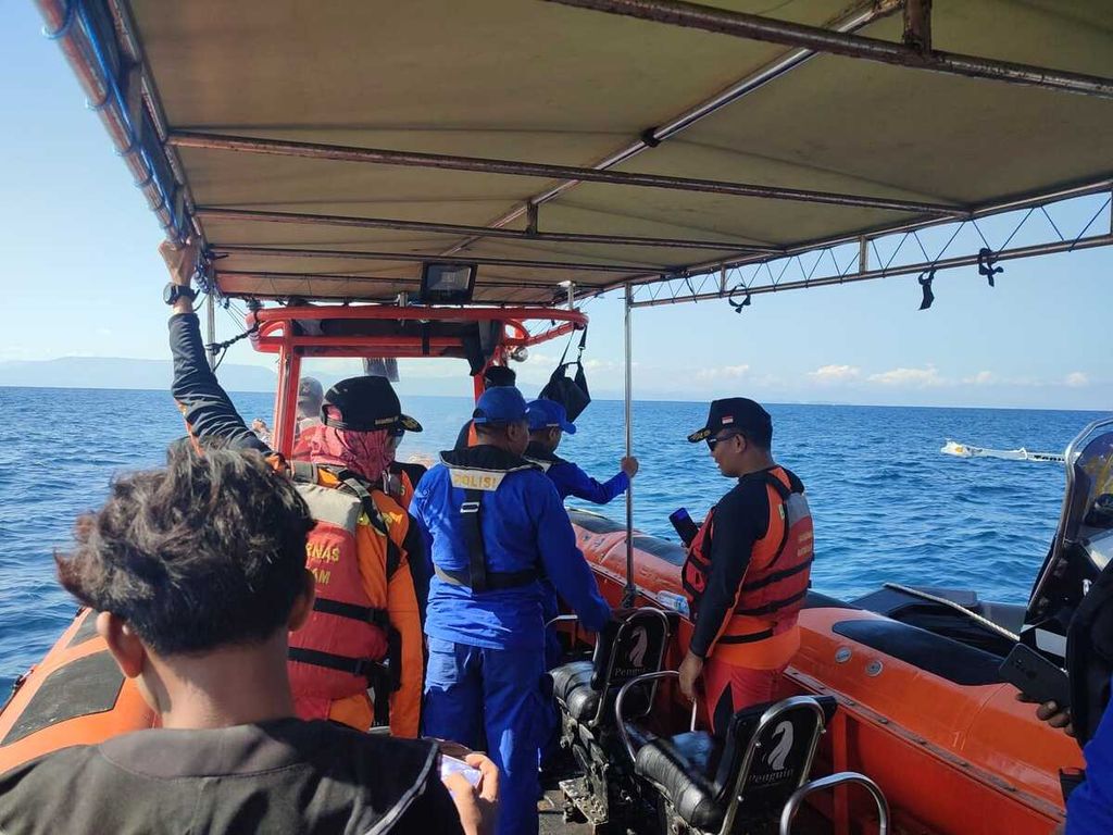 Tim SAR menggunakan kapal untuk mencari korban terakhir dari empat orang yang tenggelam di Pantai Tanjung Menangis, Lombok Timur, Nusa Tenggara Barat, Senin (5/6/2023). Tiga orang yang ditemukan meninggal.