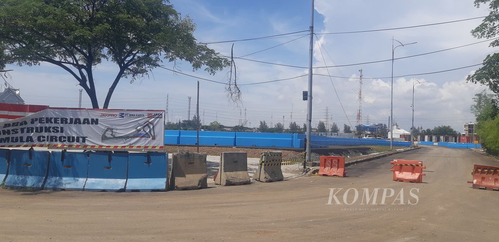 Kondisi arena sekitar lintasan Formula E di kawasan Pantai Karnaval Ancol, Taman Impian Jaya Ancol, Pademangan, Jakarta Utara, Rabu (27/4/2022).