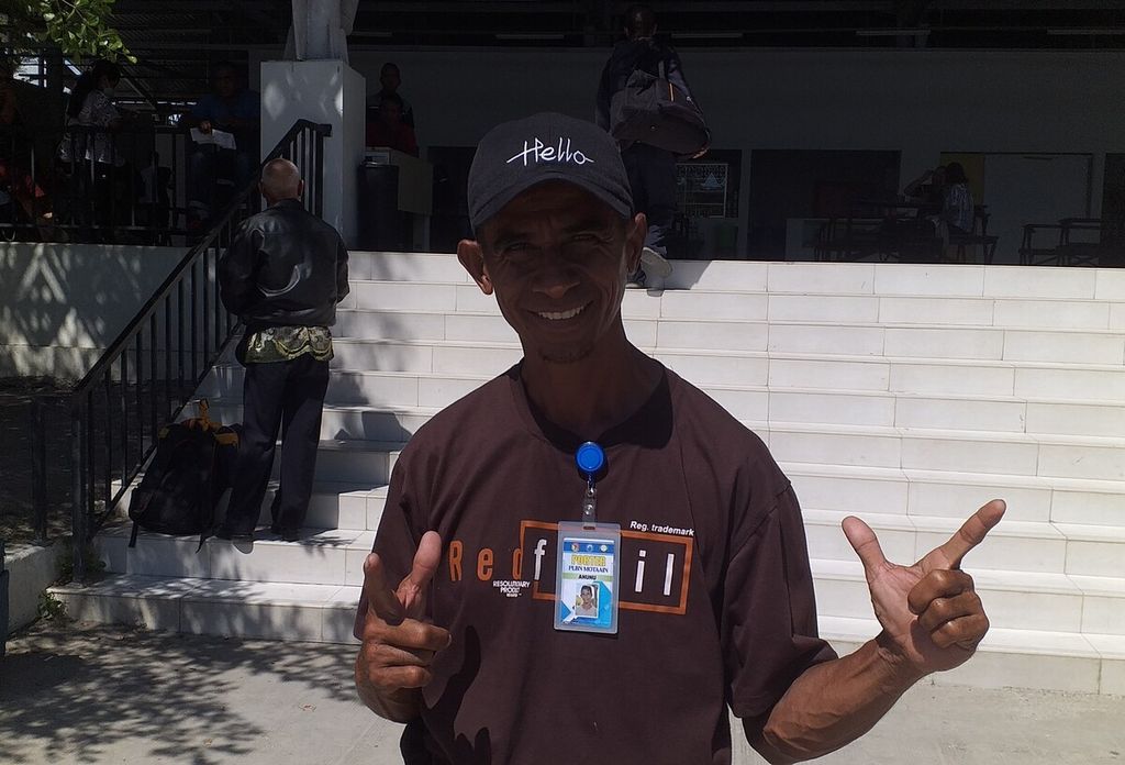 Anunu (32), salah satu porter di Pos Lintas Batas Negara Motaain-Timor Leste, Sabtu (9/7/2022).