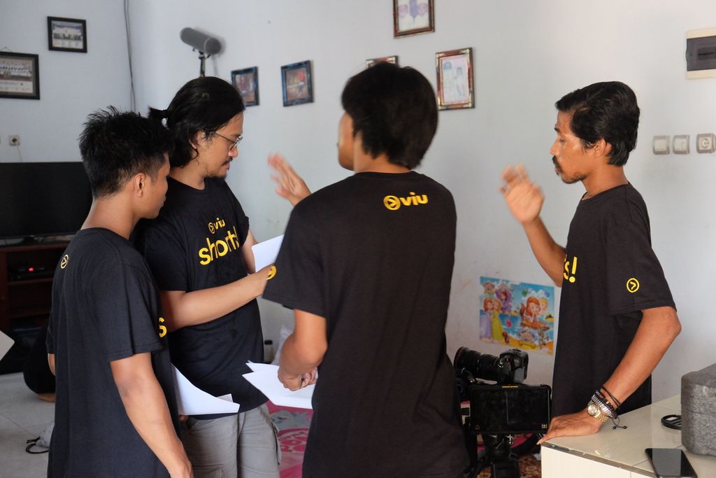 Suasana pengambilan gambar film <i>Melaiq</i> di Mataram, Rabu (15/1/2020). Film <i>Melaiq</i> merupakan salah satu film yang diproduksi pada kegiatan Viu Shorts! Season 2 yang diselenggarakan Viu, penyedia layanan <i>streaming video</i> bagi penonton di 16 negara di dunia.