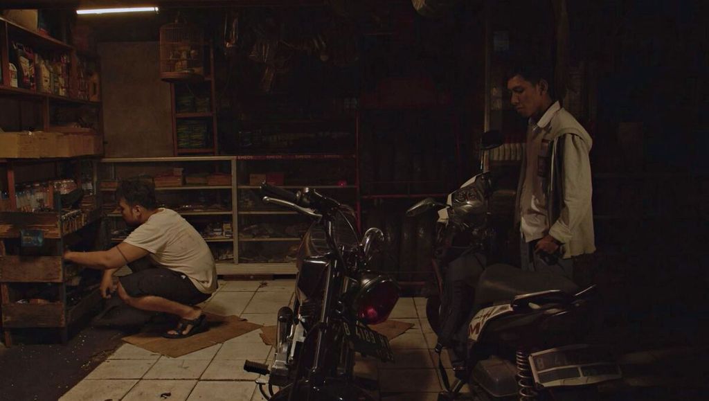 Cuplikan adegan dalam film pendek <i>Bising</i><i>(Chorus of the Wounded Birds)</i> karya Amar Haikal dari Jakarta.