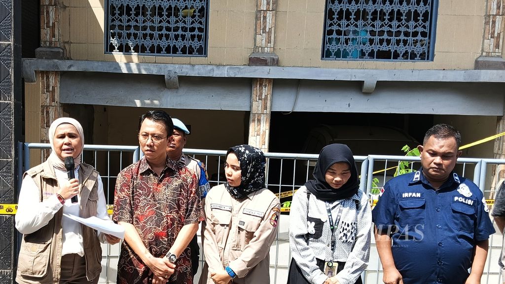 Sistrianova dari Asosiasi Psikolog Forensik (kiri) di depan rumah Hamka Rusdi (50) di Jalan Balai Rakyat V Nomor 12, RT 006 RW 003, Kelurahan Tugu Selatan, Koja, Jakarta Utara, Jumat (15/12/2023). Dia menyampaikan hasil pemeriksaan kejiwaan Nur Hikmah (32) kepada awak media.