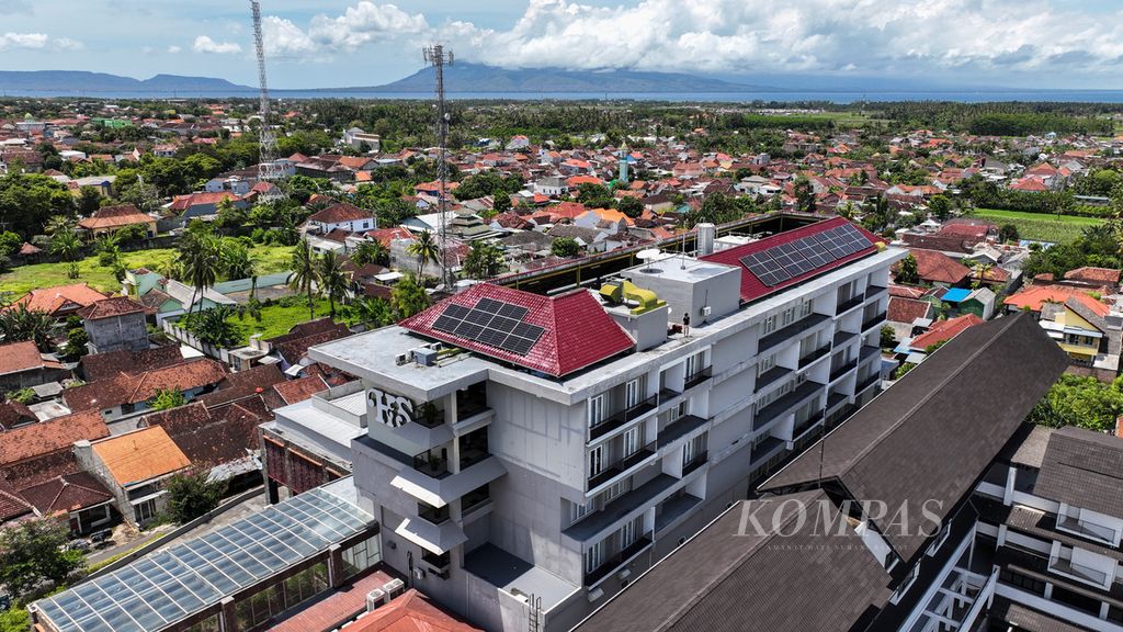 Panel surya yang digunakan sebagai sebagian pemenuhan energi listrik di Hotel Santika Banyuwangi, Banyuwangi, Jawa Timur, Minggu (11/9/2022). Penggunaan panel surya mampu memberi penghematan operasional listrik konvensional sebesar 25 persen. 