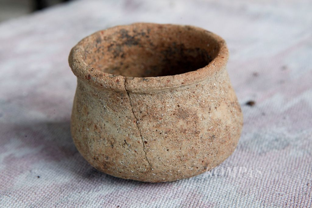 Salah satu tembikar yang masih utuh yang ditemukan di situs arkeologis Desa Kalumpang, Kecamatan Kalumpang, Kabupaten Mamuju, Sulawesi Barat, Selasa (25/3/2014). Desa Kalumpang menyimpan kekayaan arkeologis yang berasal dari peninggalan bangsa Austronesia yang berusia ribuan tahun.