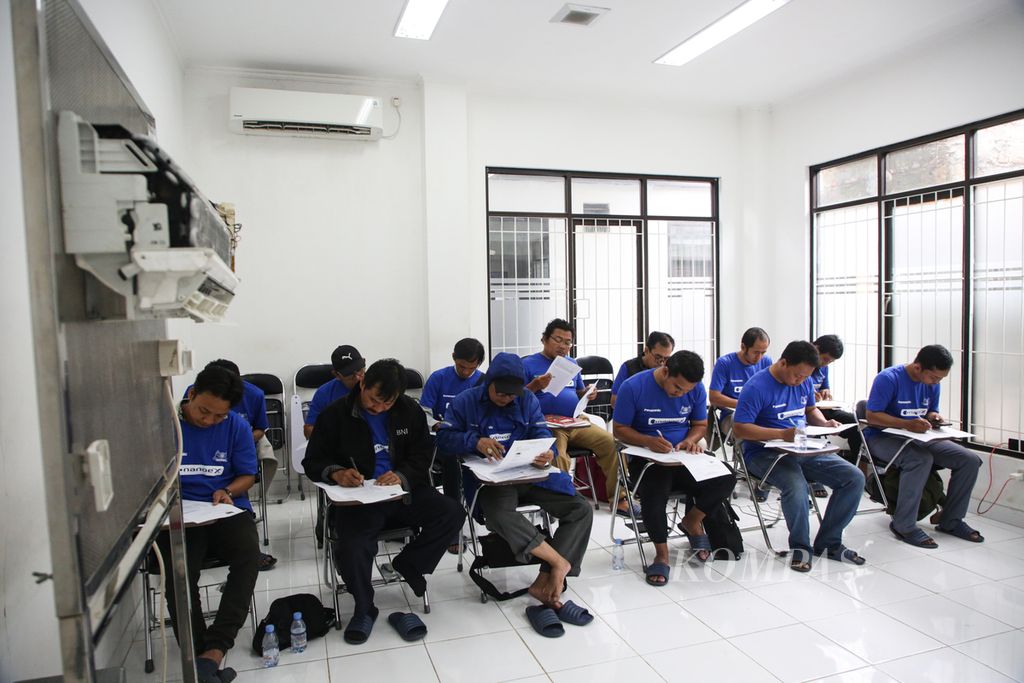 Sebanyak 13 peserta mengikuti tes teori perawatan pendingin ruangan (AC) di Balai Latihan Kerja Komunitas Teknik Pendingin Federasi Serikat Pekerja Panasonic Gobel di Cipayung, Jakarta Timur, Rabu (31/01/2024). Pelatihan menjadi cara untuk meningkatkan daya saing kaum pekerja. 