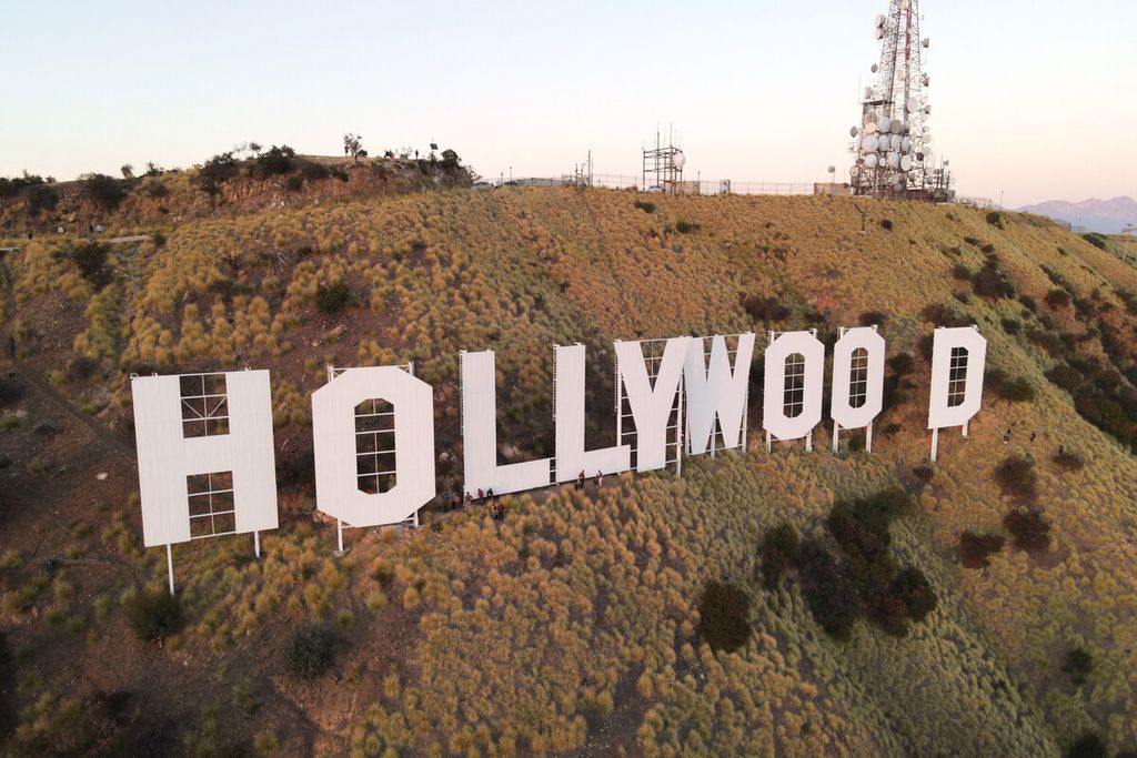 Foto aerial Markah Hollywood saat upacara peringatan 100 tahun pertama kali dinyalakan di Los Angeles, California, Jumat (8/12/2023). 