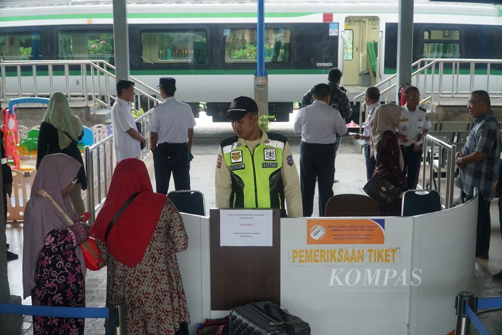 Passengers check their tickets to be handed to officials at Pulau Aie Station, Pasa Gadang Village, South Padang District, Padang City, West Sumatra, on Tuesday (21/11/2023).