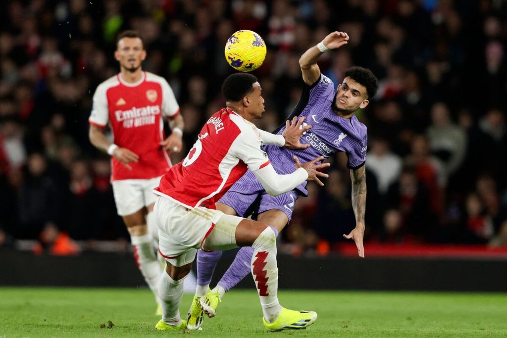 Arsenal player Gabriel Magalhaes (center) fights for the ball with Liverpool player Luis Diaz in a English Premier League match at Emirates Stadium, London, on Monday (5/2/2024) early morning WIB.