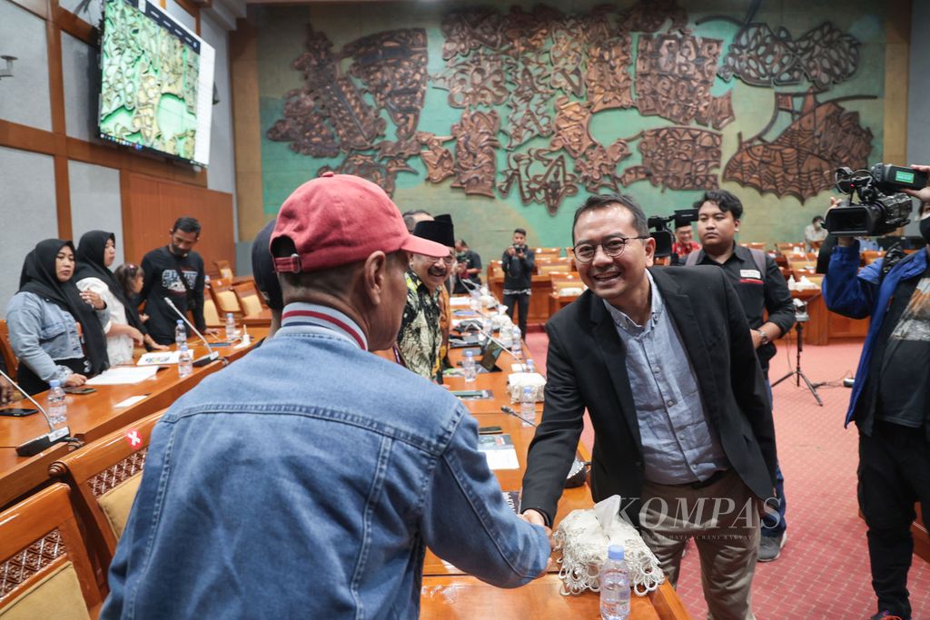 Ketua Komisi X Syaiful Huda (kanan) menyalami keluarga korban tragedi Kanjuruhan saat rapat dengar pendapat di Kompleks Parlemen, Senayan, Jakarta, Rabu (18/1/2023). 