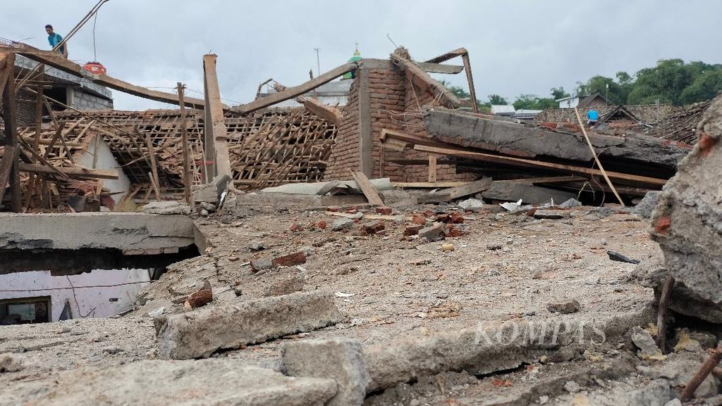 Lantai dua rumah Barokah yang menjadi lokasi ledakan di Desa Giriwarno, Kecamatan Kaliangkrik, Kabupaten Magelang, tampak rusak parah, Senin (27/3/2023).