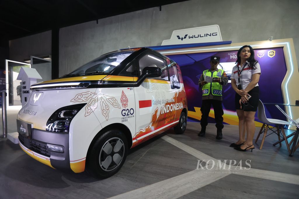 Sejumlah produsen otomotif menampilkan produk kendaraan bertenaga listrik dalam pameran kendaraan listrik berbasis baterai (KLBB) di Art Bali Collection, Nusa Dua, Bali, Jumat (11/11/2022). Pameran yang digelar dalam rangka KTT G20 ini diikuti 28 produsen otomotif, tiga bengkel konversi, penyedia SPKLU, dan mobil listrik karya mahasiswa UGM.