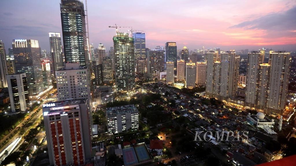 Lansekap Jakarta saat senja dilihat dari atap Gedung BNI, Jakarta, Kamis (29/12/2016). Setelah ibu kota negara pindah ke Kalimantan Timur nanti, Jakarta akan tetap memiliki daya tarik kuat sebagai kota utama. Perkembangan kota baru IKN NUsantara akan memakan waktu 20-30 tahun.