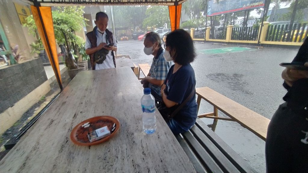 Ris Astuti (64) dan Handoyo (64) menerima penjelasan terkait kronologi kejadian ditemukannya para korban oleh Ketua RT 007 RW 015 Kelurahan Kalideres di Polsek Kalideres, Jakarta Barat, Sabtu (12/11/2022).