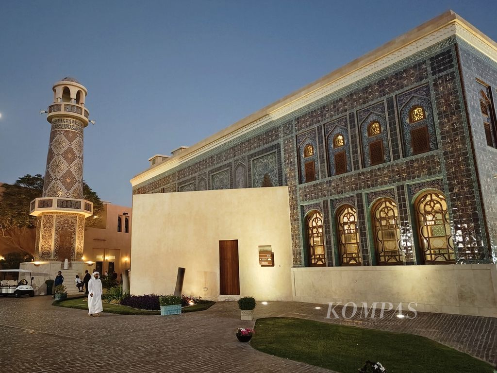 Suasana Masjid Katara seusai Salat Maghrib, Selasa (6/12/2023), yang berada di Desa Budaya Katara, Doha, Qatar. Selain pusat kesenian, wisata masjid juga menjadi daya tarik di Katara.