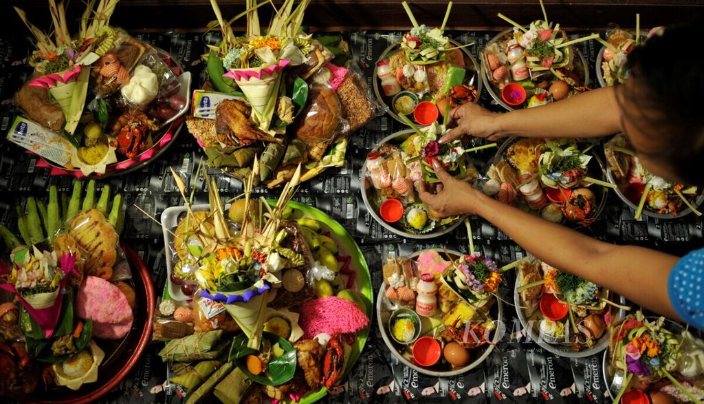 Pembuatan makanan persembahan atau sesaji di Kecamatan Negara, Kabupaten Jembrana, Bali, Jumat (5/4/2013). 